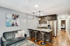 Modern 1 BR Apartment! Quick Uber to Downtown!